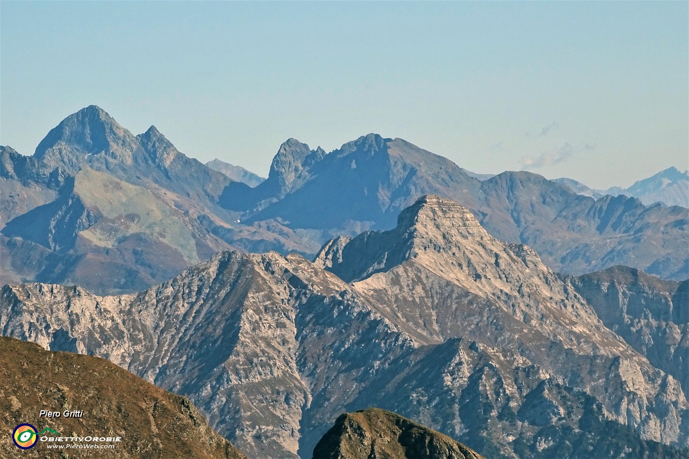 76 Zoom sul Pizzo del Diavolo preceduto dal Pegherolo.JPG -                                